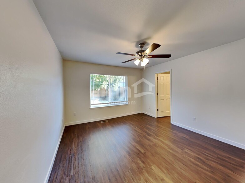 Building Photo - 10415 Red Fern Ct SE
