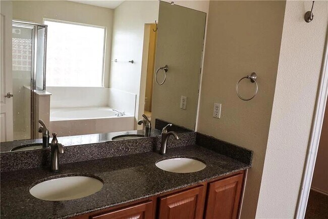 Building Photo - 100 S Creek Bend Dr