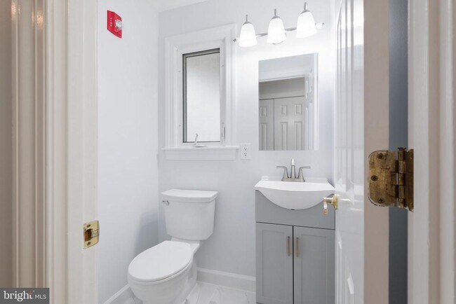 Building Photo - 711 Lamberton Dr