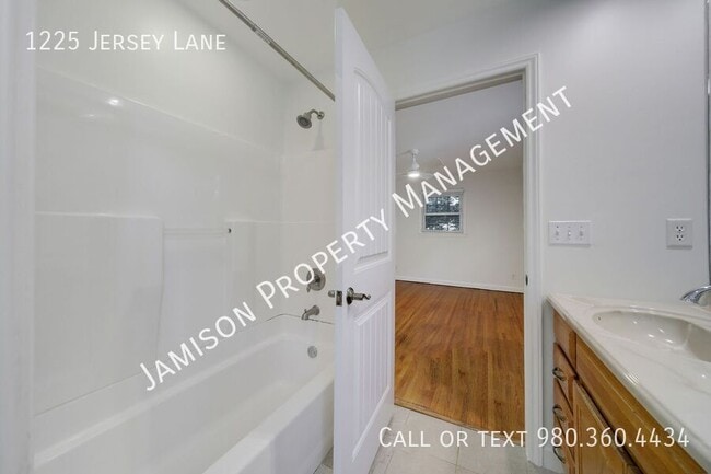 Building Photo - 1225 Jersey Ln
