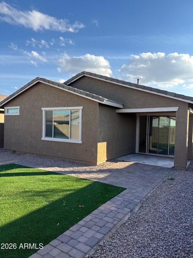 Building Photo - 1318 E Irwin Ave