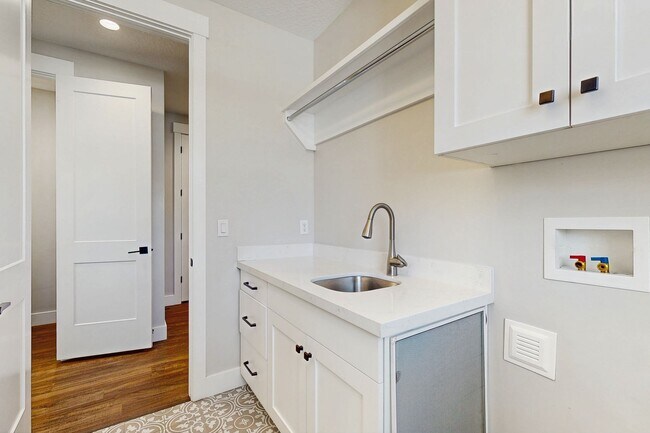 Building Photo - High-End Spacious 4 Bedroom Home in Desirable Highland with Private Backyard and Finished Basement