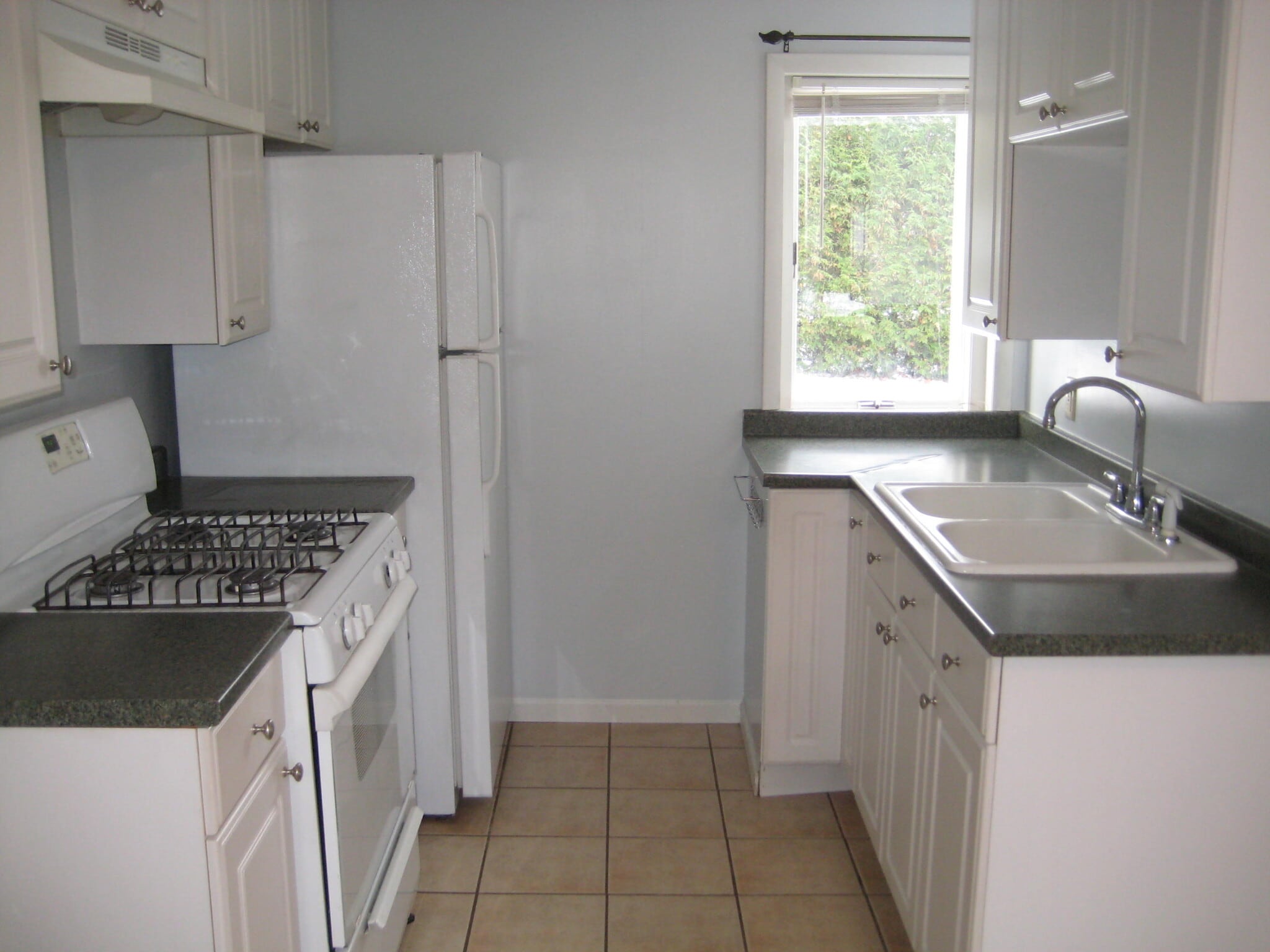 Full Kitchen - 419 Monroe St
