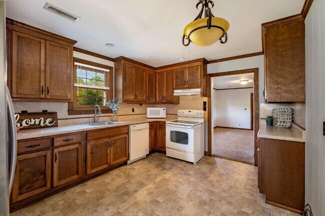 Building Photo - "Charming 3-Bedroom Haven with Spacious 2200 Sq Ft Layout in Lascassas, TN!"