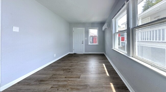 Building Photo - 711 18th Ave S