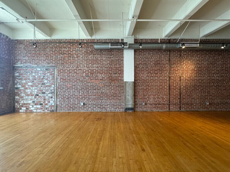 Building Photo - 1850 E Industrial St