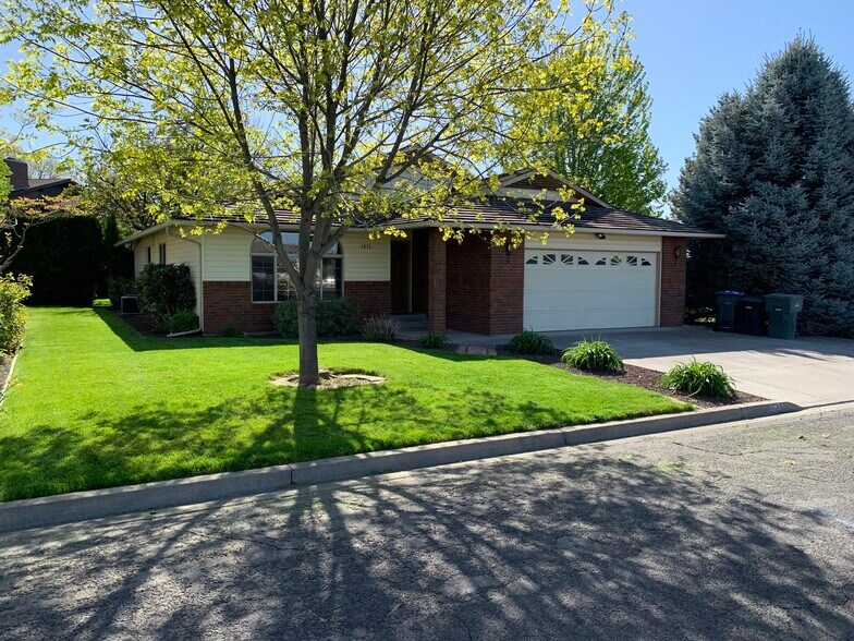 Building Photo - 1831 Fairway Dr