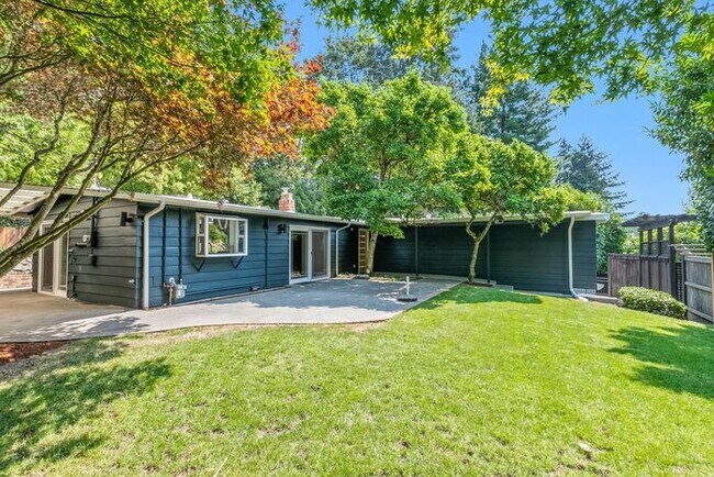 Building Photo - Elegant Air-Conditioned Newly Remodeled Matthews Beach Rambler