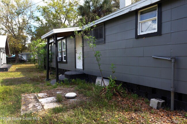 Building Photo - 317 Pineda St