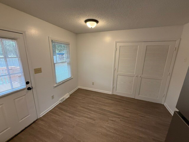 Building Photo - 906 Midwood Dr