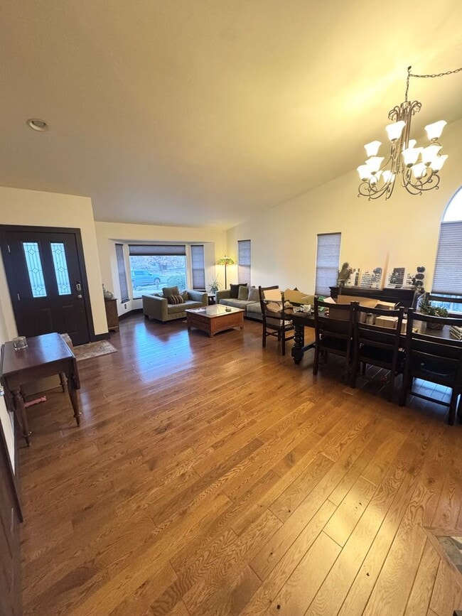 Building Photo - Charming 5 Bedroom One Story