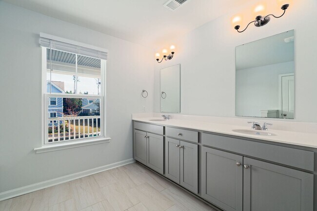 Building Photo - Cozy Living in The Ponds