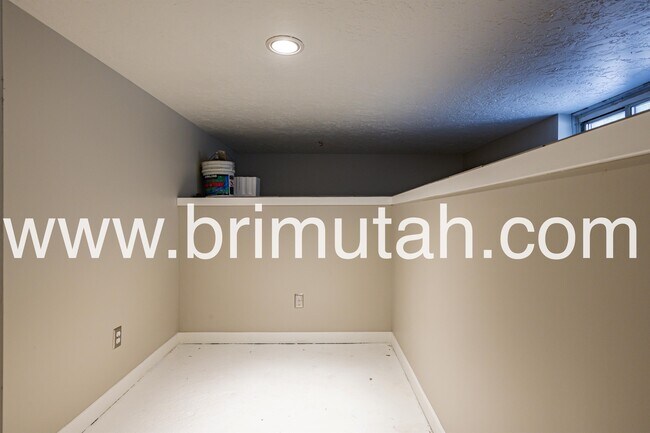 Building Photo - 628 Browning Ave S