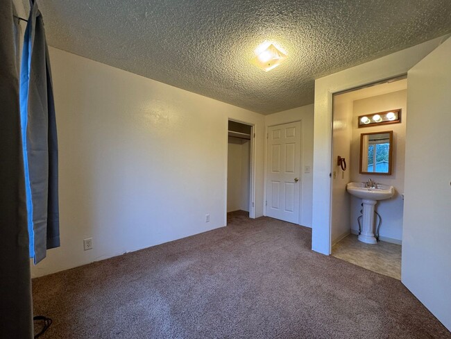 Building Photo - Large, fenced, sunny yard. 3/1.5 in  Azalea Hill location in McKinleyville