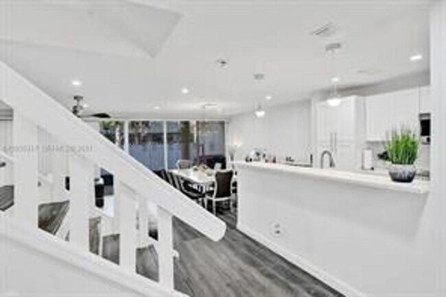 Building Photo - 833 NW 81st Ave