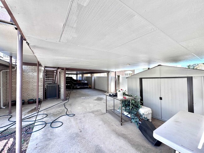 Building Photo - 313 Linden Ln