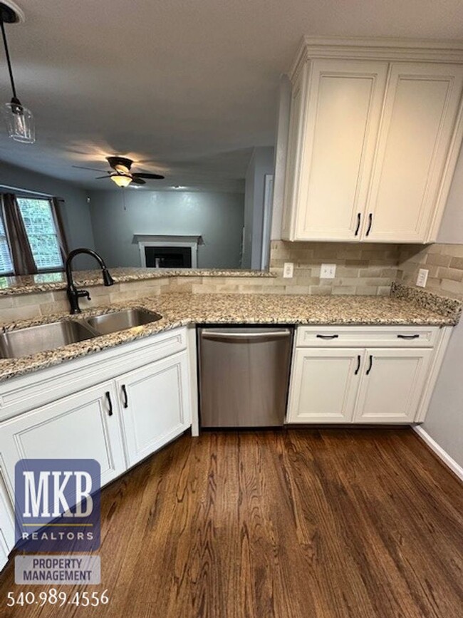 Building Photo - Luxurious 4 Bd/3.5Ba home located in The G...