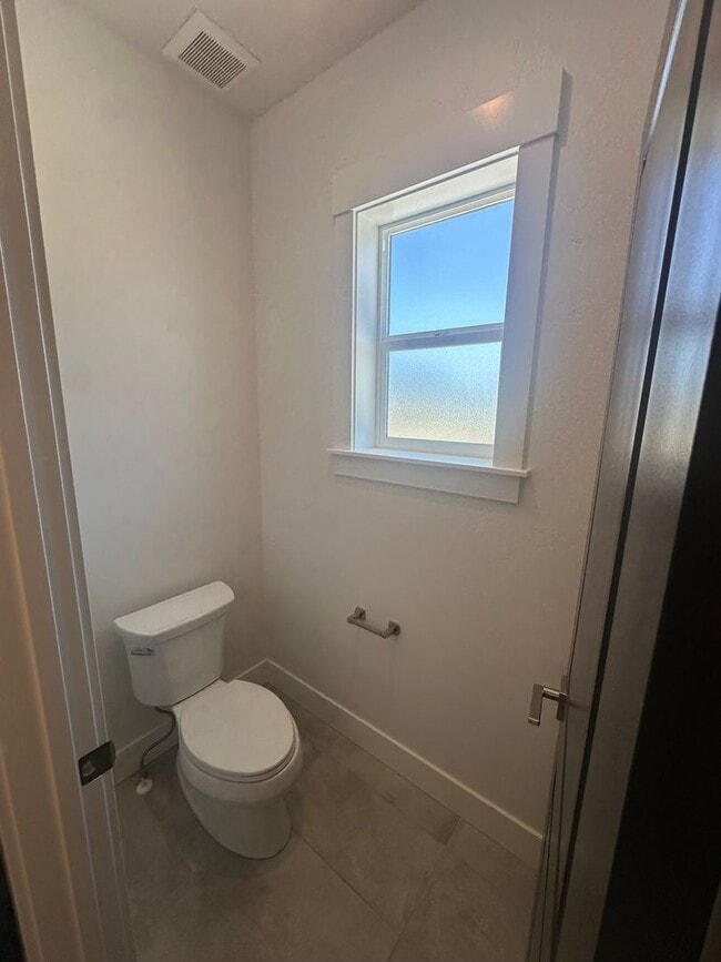 Building Photo - 6 months lease//Riverstone: Gated Community, Pond Access in BackYard, Patio Home, with all of the...