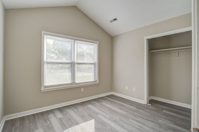 Building Photo - 9621 N Cardinal Dr