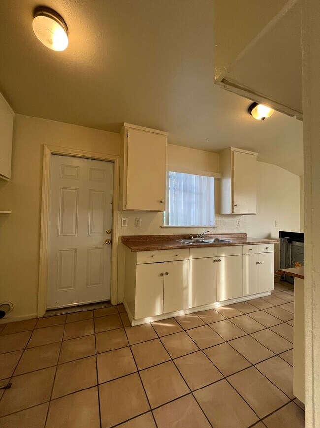 Building Photo - 766