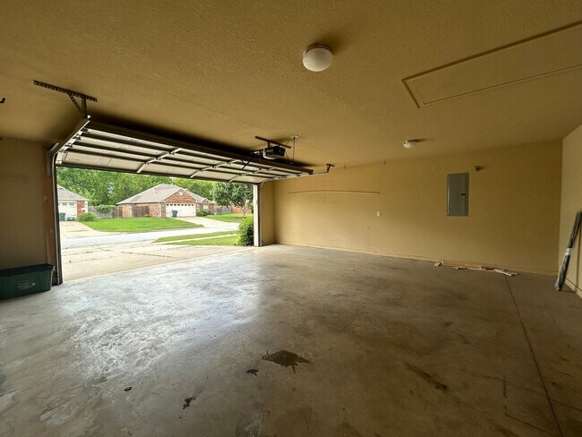 Building Photo - Stunning West Fayetteville Single Family Home