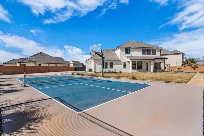 Building Photo - Custom 6 Bedroom Home in Great Location.