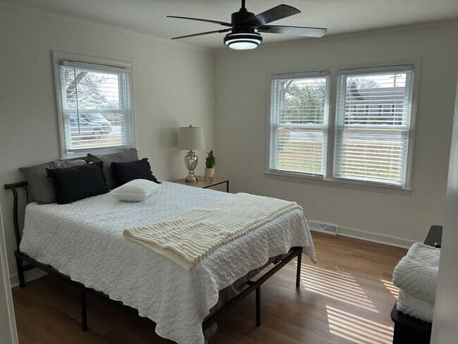 Building Photo - 304 Pine Knoll Dr