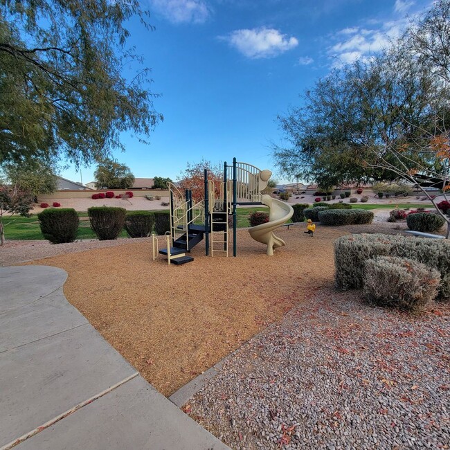 Building Photo - 4 Bedroom with a Large Den - Buckeye!