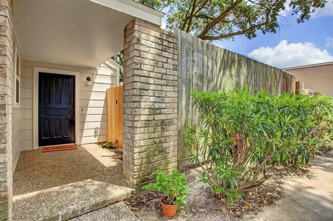 Building Photo - 1074 Apache Falls Dr