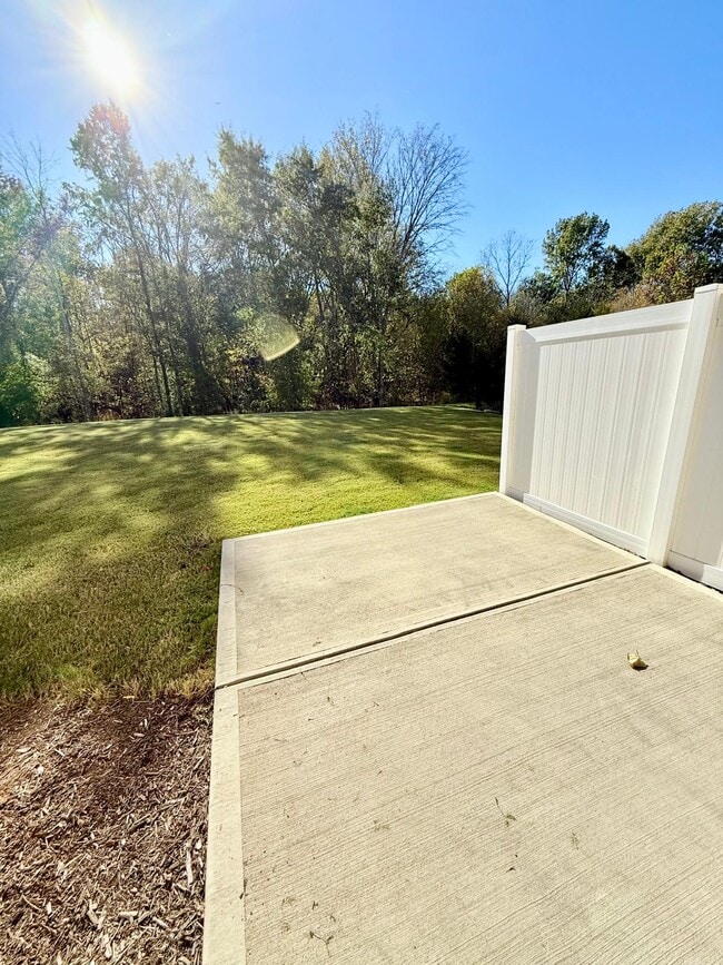 Building Photo - 127 Heathbrook Ln