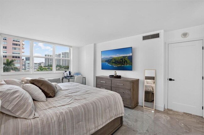 Building Photo - 3113 S Ocean Dr