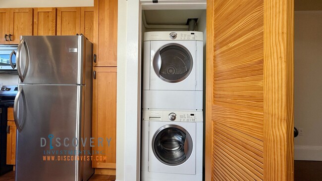Building Photo - SOMA Top Floor Condominium for Immediate L...