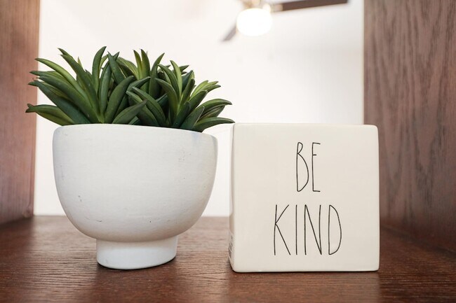 Building Photo - 1000 Ranchway Dr