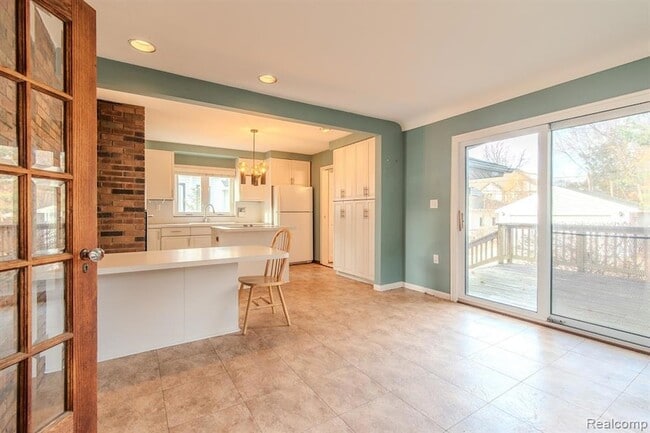 Building Photo - 613 E Lincoln Ave