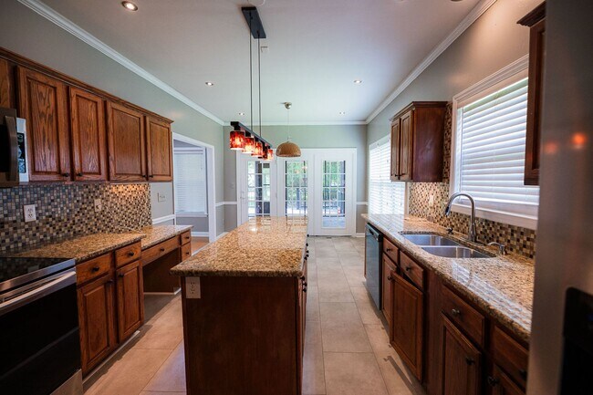 Building Photo - Spacious beautiful 5 bedroom 2.5 bath home...