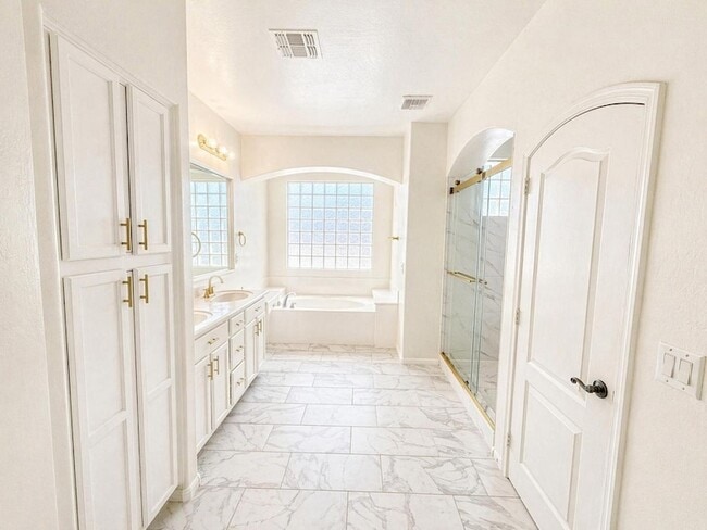 Building Photo - 8611 S 45th Glen