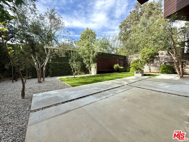 Building Photo - 716 Brooks Ave