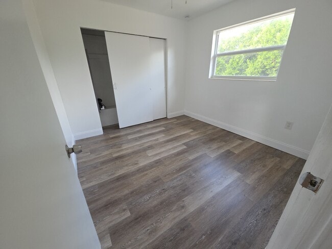 Building Photo - 1044 W Highland Dr