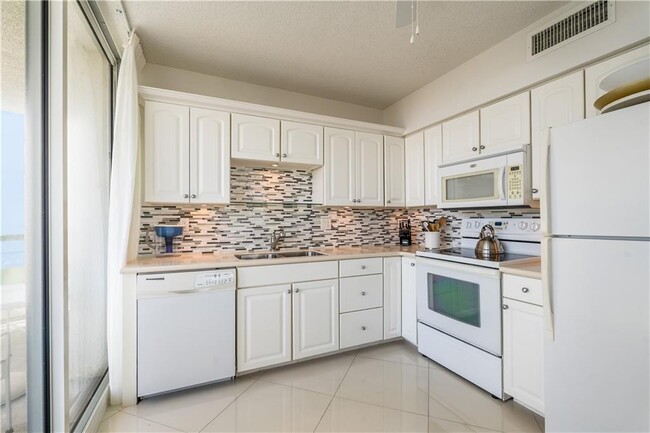 Building Photo - 3554 Ocean Dr