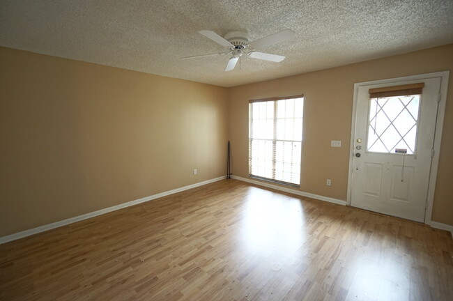 Building Photo - 2-Bedroom, 2 1/2-Bath, Gated South Tampa C...