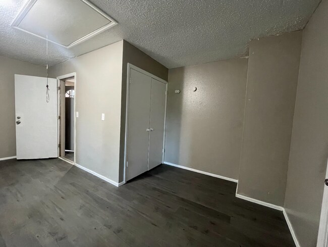 Building Photo - Charming 5 Bedroom House