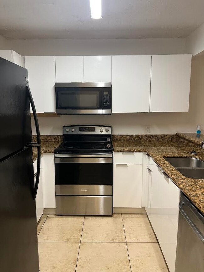 Building Photo - 1453 Lake Crystal Dr