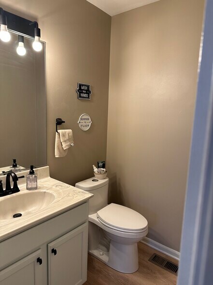 Building Photo - 102 Chancellor Ct