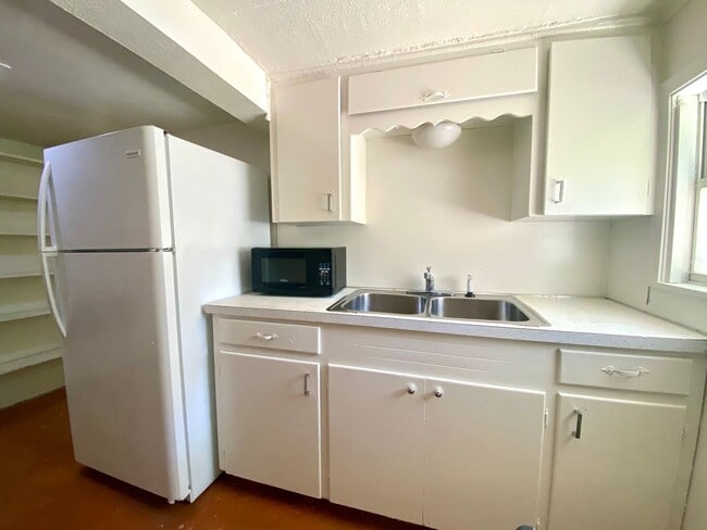Building Photo - Unique Basement Unit in a Triplex- 309 E. 32nd- Available for July!
