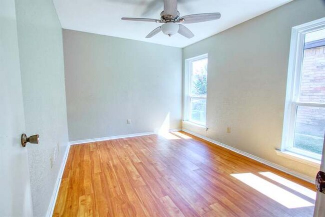 Building Photo - 2402 Summer Pl Dr