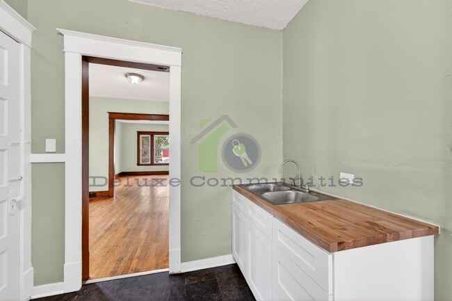 Building Photo - Beautiful Two Bedroom Lower Unit! Available NOW!!