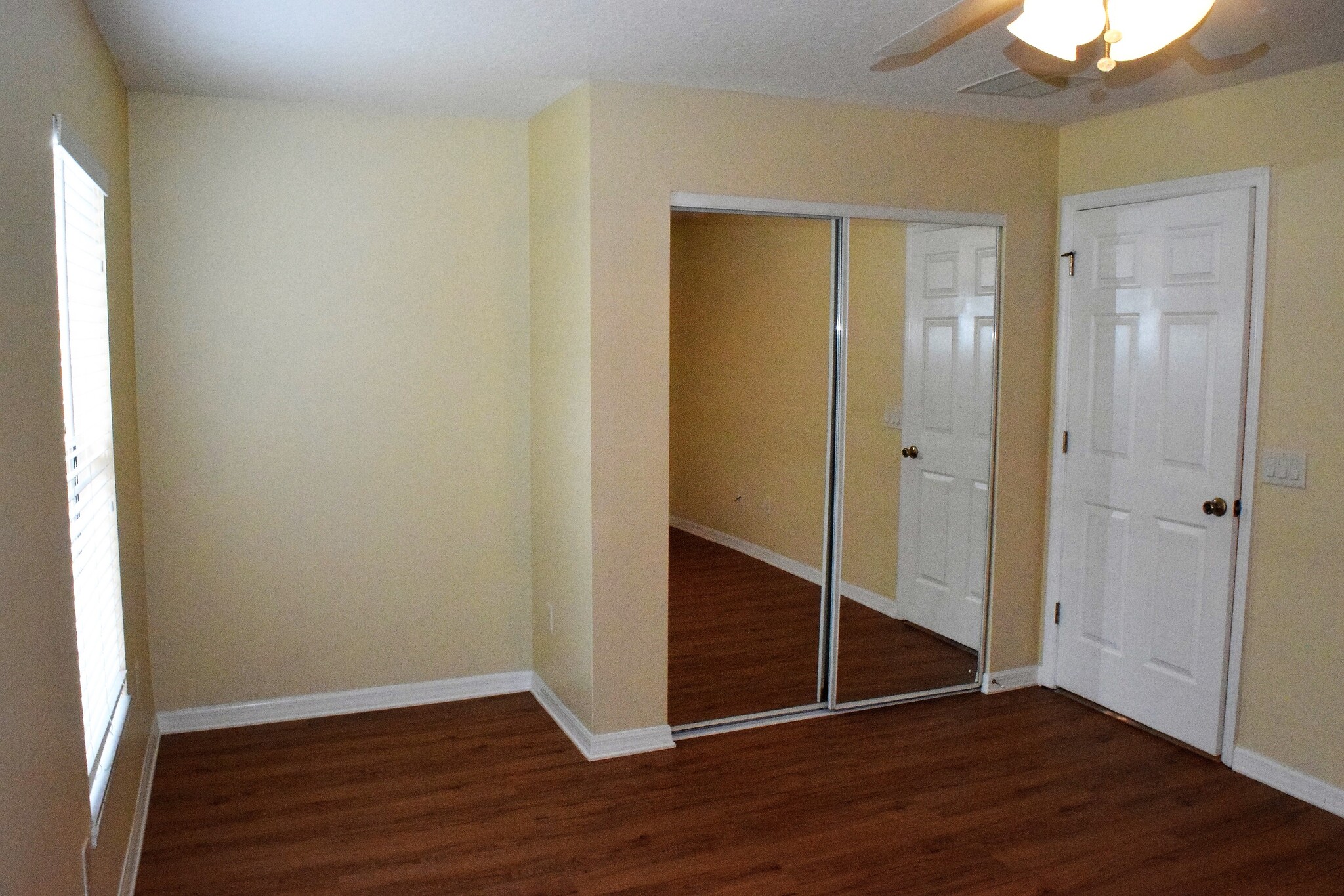 Building Photo - 915 Willow Dr