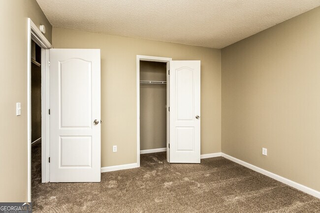 Building Photo - 831 Rosewood Cir