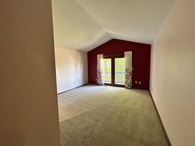 Building Photo - Gorgeous 4 Bedroom Townhome Steps from Boulder Country Club