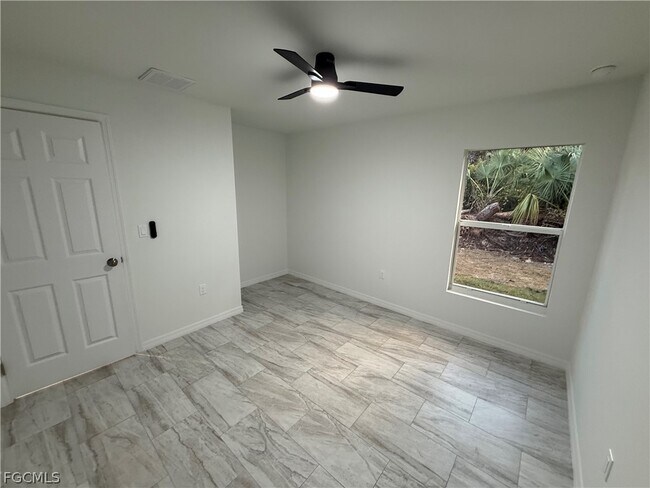 Building Photo - 447 Camrose St